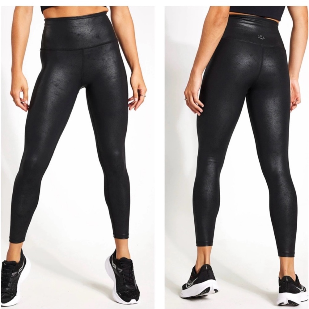 Like new condition Beyond yoga leatherette leggings